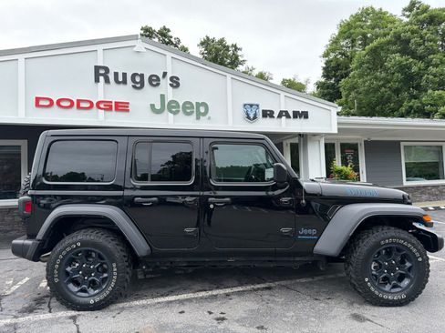 Used 2023 Jeep Wrangler Unlimited w/ Sun & Screen Package AWD/4WD image 9
