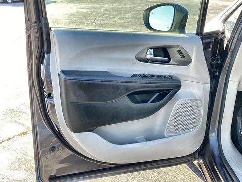 Used 2023 Chrysler Pacifica Touring-L FWD image 22