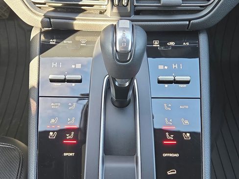 Certified 2022 Porsche Macan image 13