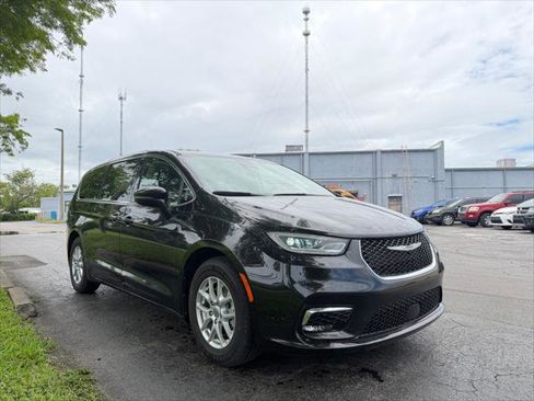 Used 2023 Chrysler Pacifica Touring-L FWD image 8