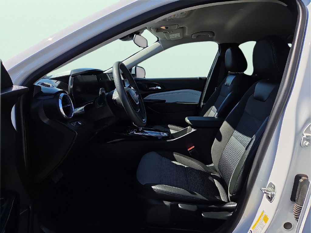 Used 2025 Chevrolet Trax LT FWD image 16