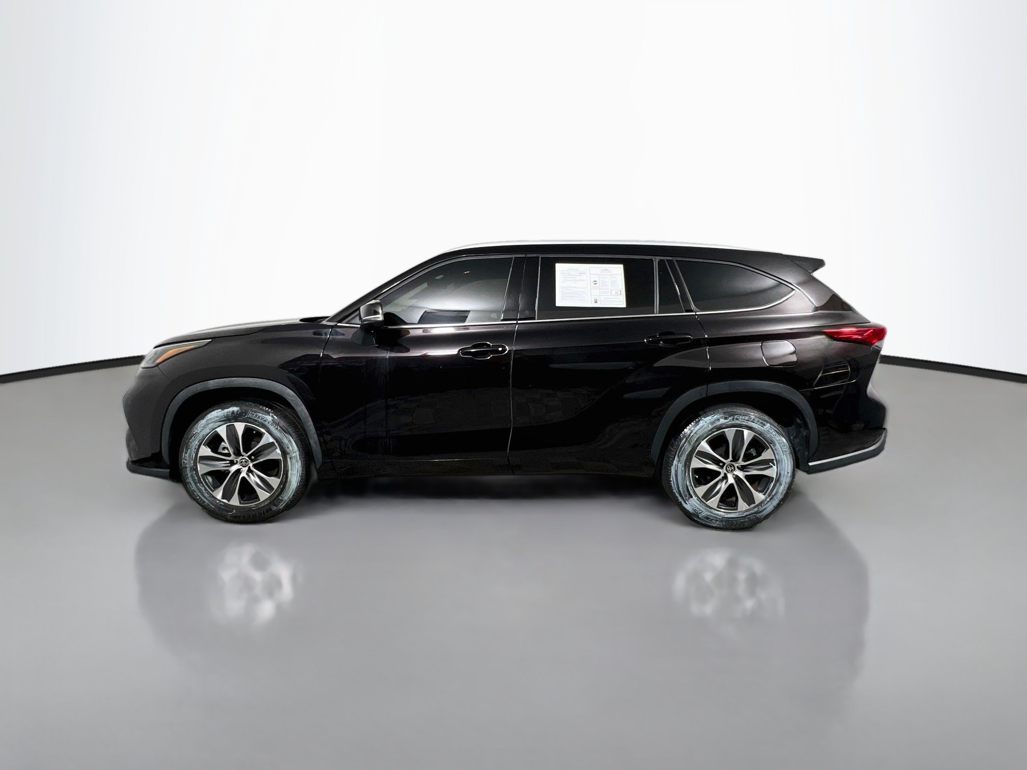 Used 2022 Toyota Highlander XLE FWD image 9