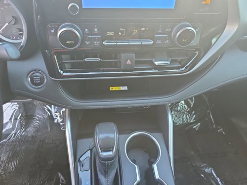 Used 2023 Toyota Highlander XLE image 32