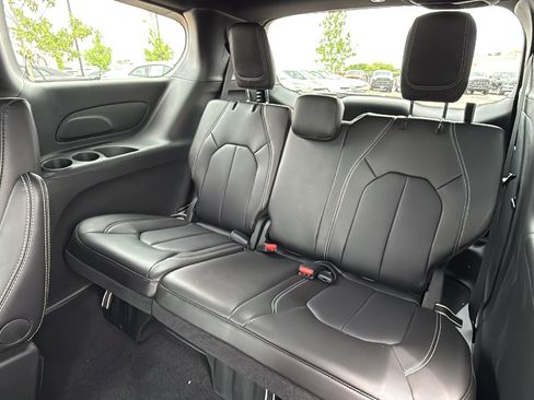 New 2026 Chrysler Pacifica Select image 17
