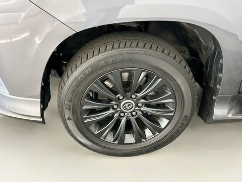 Used 2023 Lexus GX 460 Premium w/ Accessory Package image 11