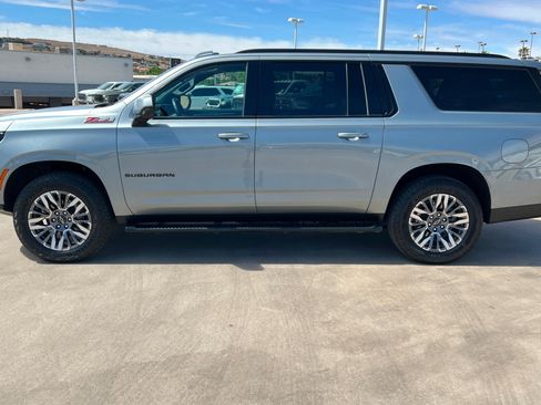 Used 2025 Chevrolet Suburban Z71 AWD/4WD image 2