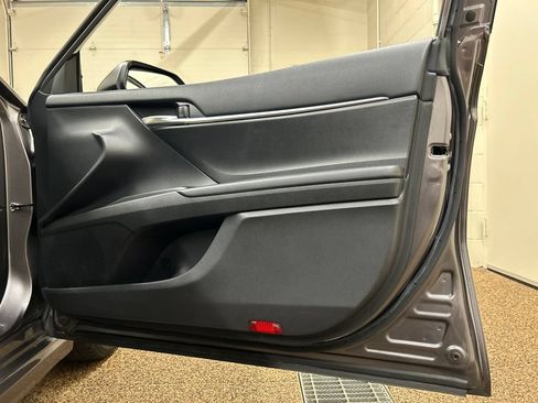 Used 2020 Toyota Camry SE FWD image 16