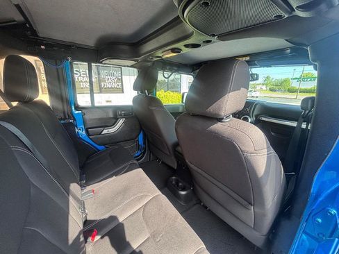 Used 2016 Jeep Wrangler Unlimited Sahara w/ Connectivity Group AWD/4WD image 29