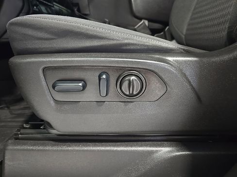 Used 2022 Chevrolet Silverado 2500 Custom w/ Custom Value Package image 16