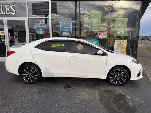 Used 2017 Toyota Corolla SE w/ SE Premium Package image 5