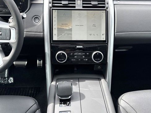 Used 2025 Land Rover Discovery Dynamic SE image 8