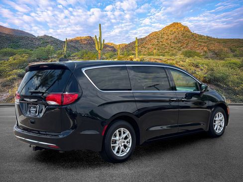 Used 2020 Chrysler Pacifica Touring w/ Advanced Safetytec Group FWD image 4