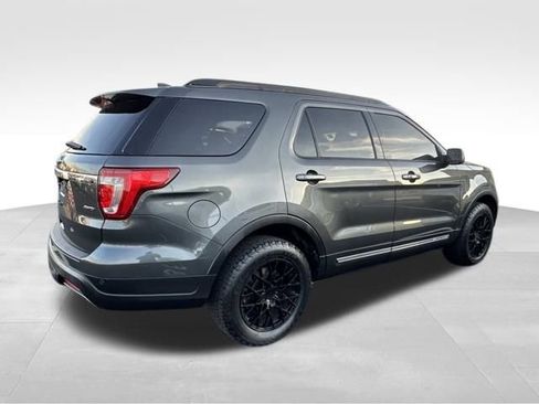 Used 2019 Ford Explorer XLT image 6