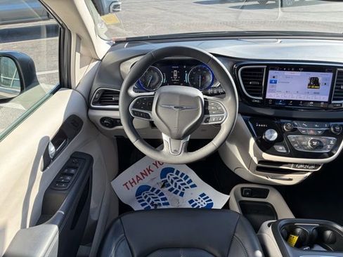 Used 2023 Chrysler Pacifica Touring-L image 14