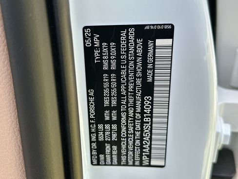 Certified 2025 Porsche Macan AWD/4WD image 32