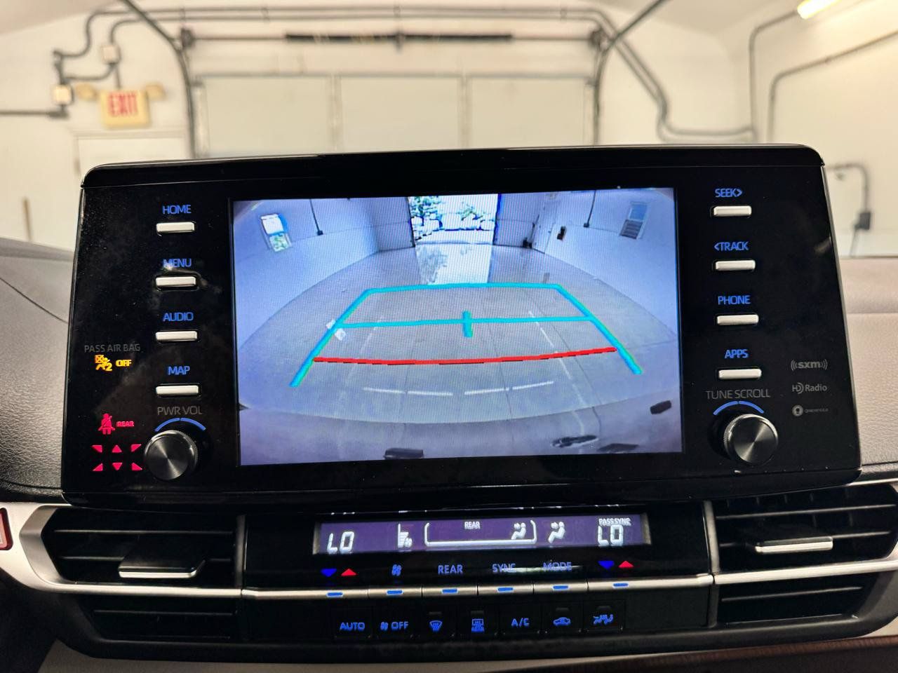 Used 2024 Toyota Sienna LE AWD/4WD image 27