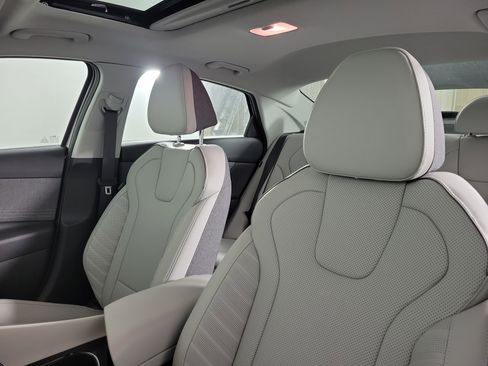 New 2025 Hyundai Elantra Limited image 27