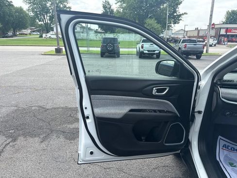 Used 2022 Jeep Compass Latitude FWD image 16