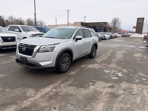 Certified 2025 Nissan Pathfinder SV image 1