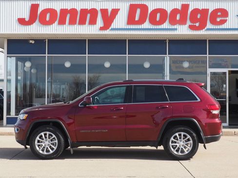 Used 2021 Jeep Grand Cherokee Laredo image 2