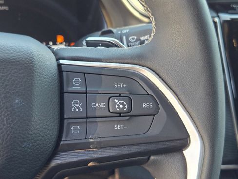 Used 2025 Jeep Grand Cherokee Altitude AWD/4WD image 19