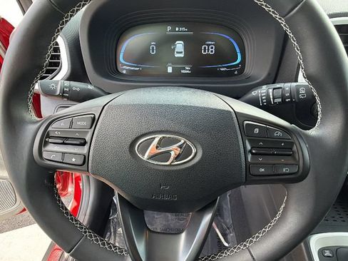 Used 2025 Hyundai Venue Limited FWD image 18