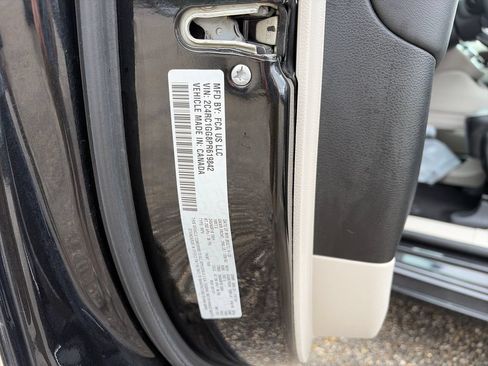 Used 2023 Chrysler Pacifica Limited FWD image 37