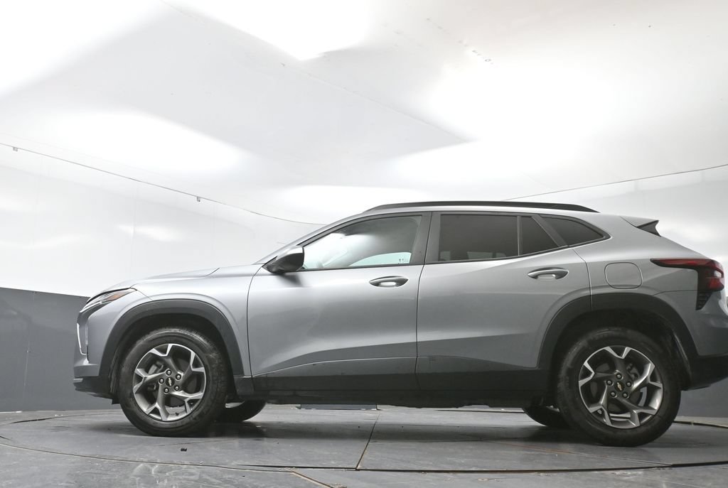 Used 2025 Chevrolet Trax LT FWD image 53