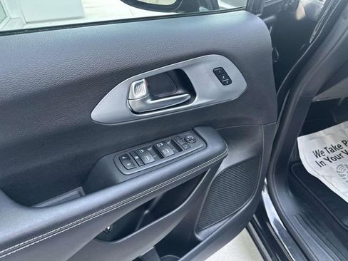 Used 2022 Chrysler Pacifica Touring-L w/ S Appearance Package FWD image 46