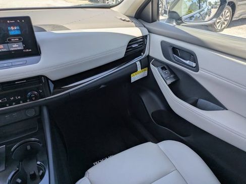 Used 2025 Nissan Rogue SL FWD image 17