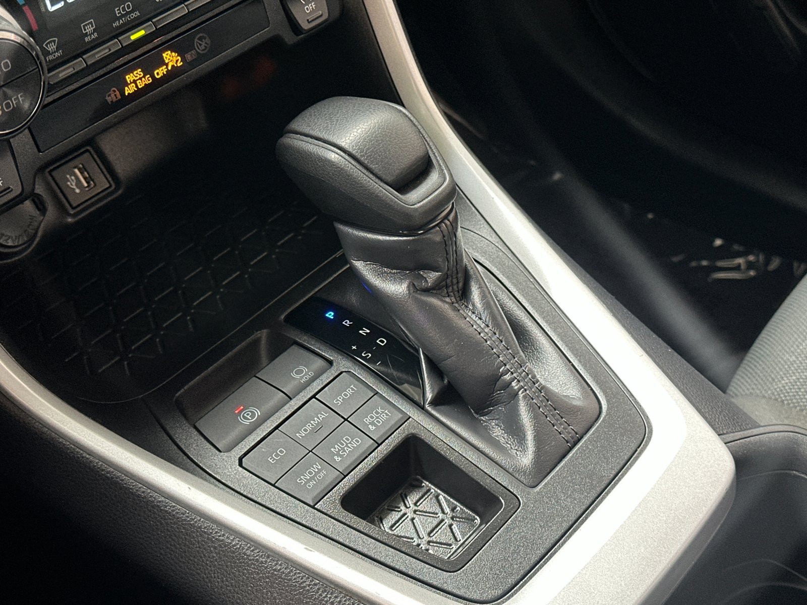 Used 2025 Toyota RAV4 XLE AWD/4WD image 19