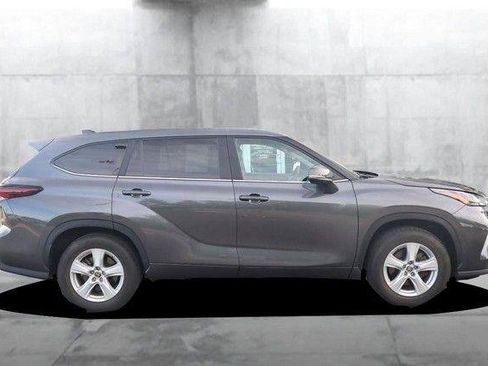 Used 2025 Toyota Highlander LE FWD image 5
