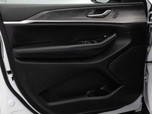 Used 2024 Jeep Grand Cherokee L Limited image 18