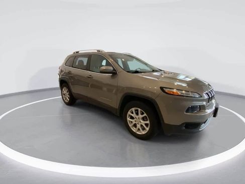 Used 2016 Jeep Cherokee Latitude AWD/4WD image 2