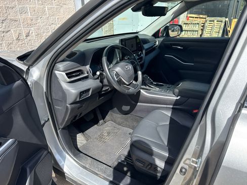 Used 2025 Toyota Highlander XLE AWD/4WD image 9