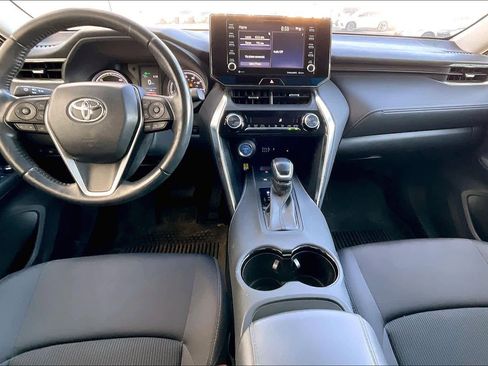 Used 2021 Toyota Venza LE image 15