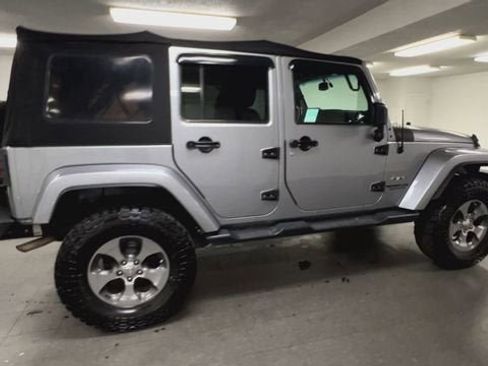 Used 2016 Jeep Wrangler Unlimited Sahara w/ Connectivity Group AWD/4WD image 9