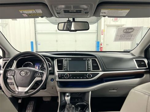 Used 2015 Toyota Highlander Limited image 10