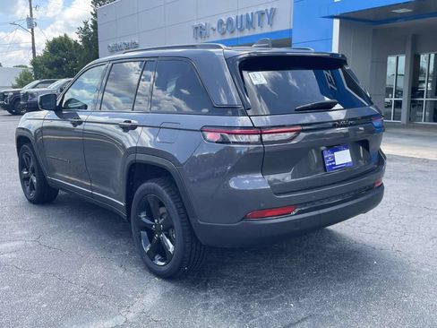 Used 2025 Jeep Grand Cherokee Altitude RWD image 5