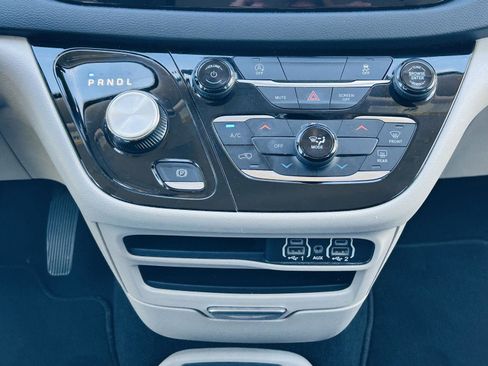 Used 2023 Chrysler Voyager LX image 19
