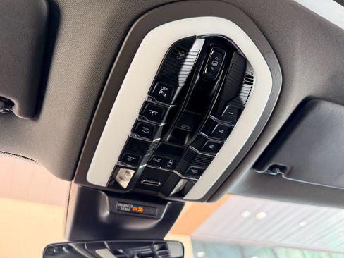 Used 2019 Porsche Macan AWD/4WD image 23