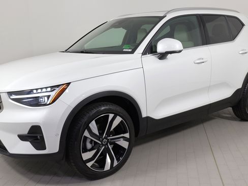 Used 2024 Volvo XC40 B5 Plus w/ Climate Package image 3