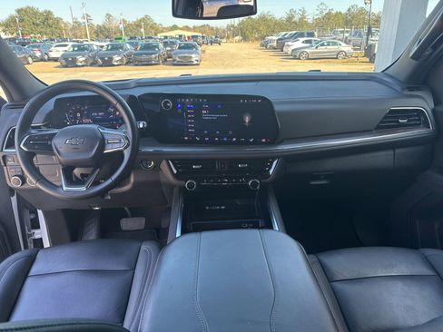 Used 2025 Chevrolet Suburban Z71 image 19