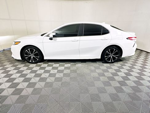 Used 2020 Toyota Camry SE FWD image 6