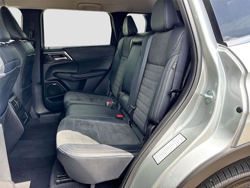 Used 2025 Mitsubishi Outlander SE image 25