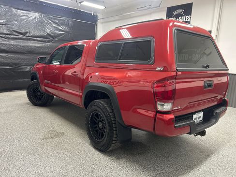 Used 2016 Toyota Tacoma TRD Off-Road w/ Premium & Technology Package RWD image 4