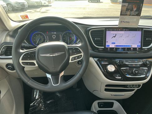 Used 2023 Chrysler Pacifica Touring-L FWD image 11
