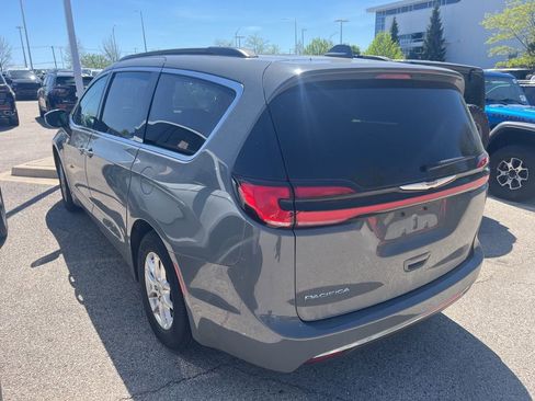 Used 2022 Chrysler Pacifica Touring-L FWD image 4