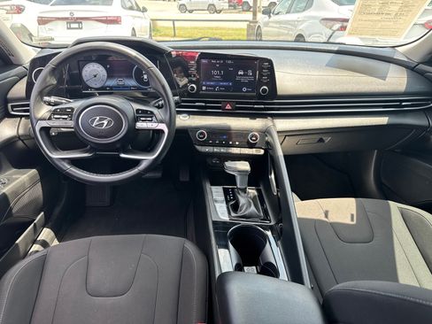 Used 2022 Hyundai Elantra SEL w/ Convenience Package FWD image 7