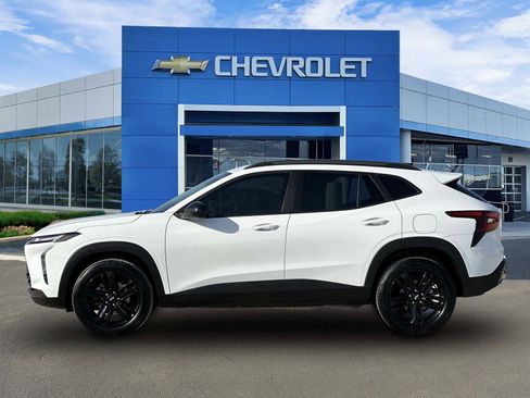 Used 2025 Chevrolet Trax ACTIV w/ Sunroof Package image 2